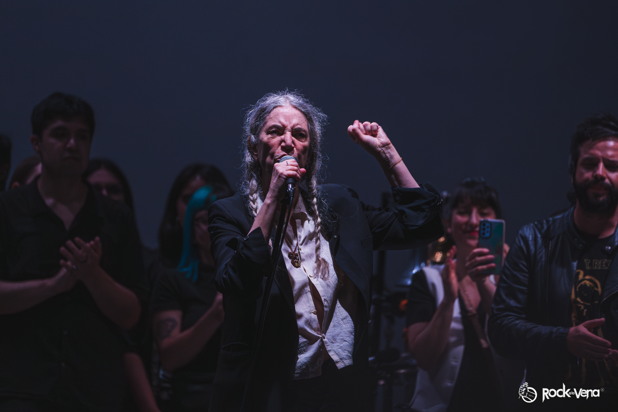 REVIEW CONCIERTO |Un viaje sensorial: Soundwalk Collective con Patti Smith en el Teatro Coliseo